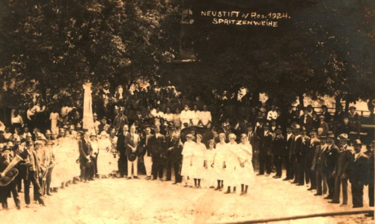 Die Spritzenweihe 1924 am Burgplatz, mit Ehrengästen, Musik, Gemeinderat und Ehrendamen.