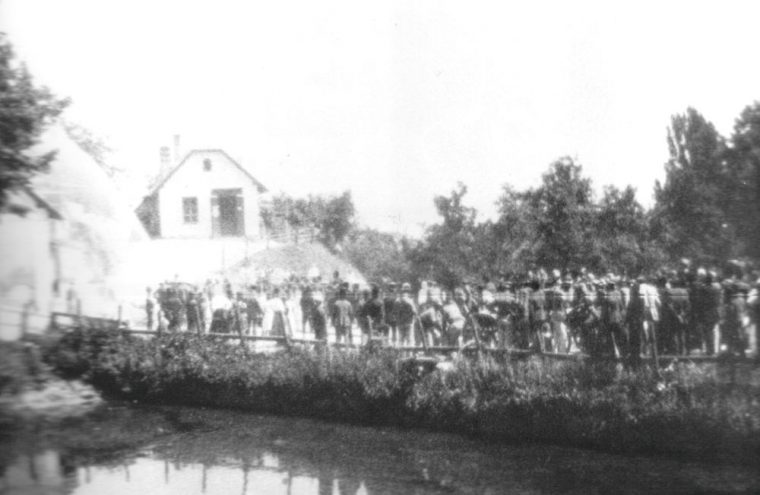 Vorführung der neuen Wagenspritze beim Burgteich, dahinter Kaufhaus Franz Strodl