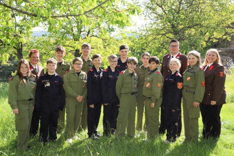 Unsere Feuerwehrjugend mit Jugendleiter und Betreuer